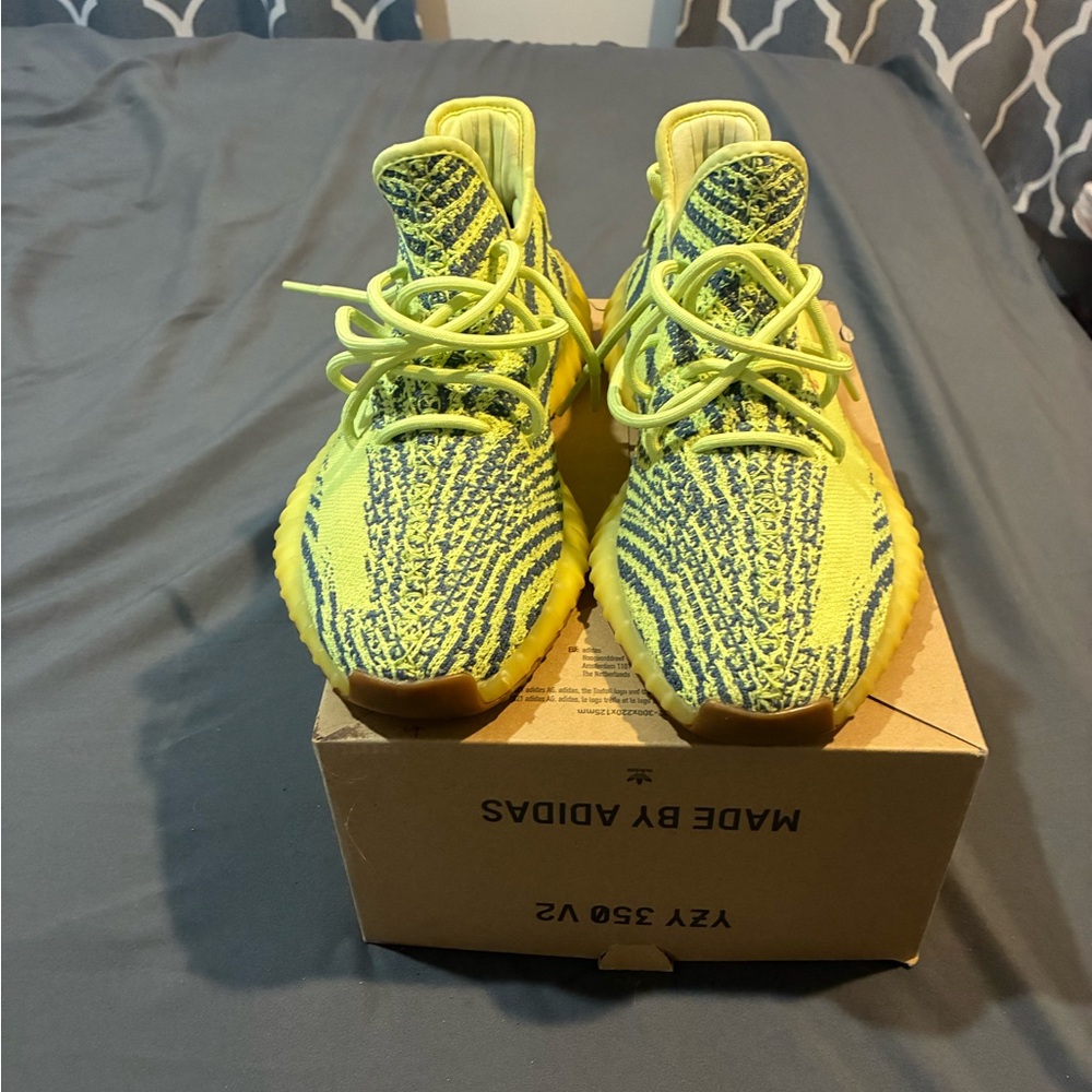 Adidas Yeezy 350 v2 - Picture 2 of 6